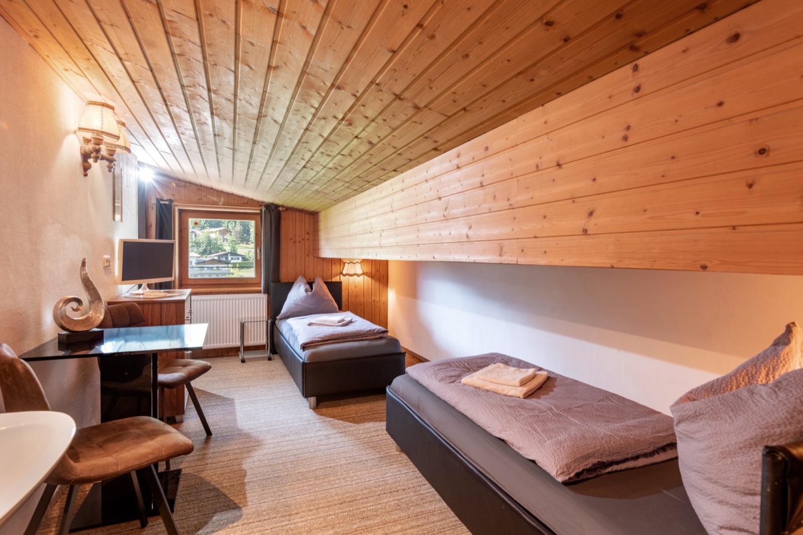 Sparefroh-Zimmer — Dachbodenzimmer mit schrägen Wänden